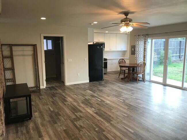 Foto del edificio - 430 E Bixby Rd