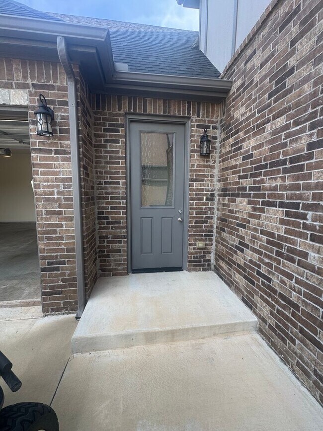 Foto del edificio - 4 bedroom, 2.5 bathroom, 2 car garage Gated Neighborhood