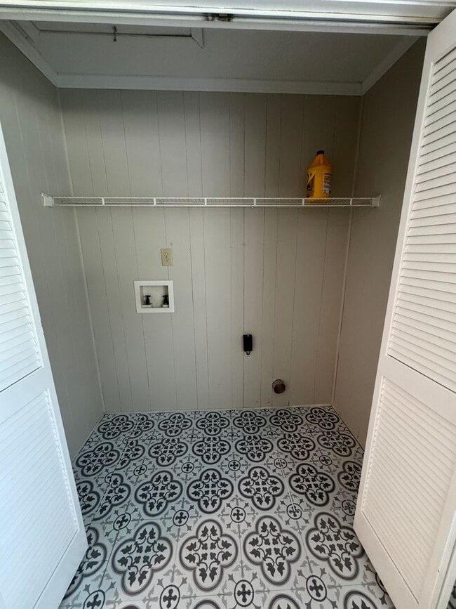 Building Photo - 313 E Washington Ave