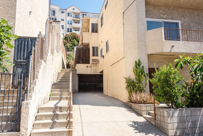 Building Photo - 911 W College St