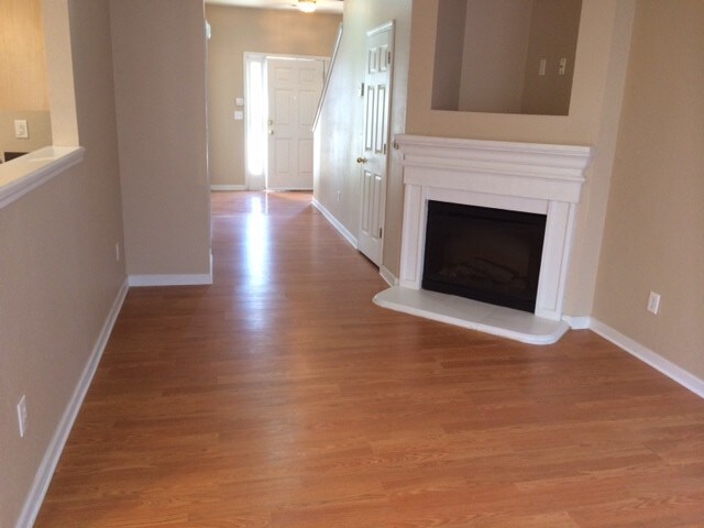Building Photo - 3 Bedroom 2 Bath Townhome in Gated Community