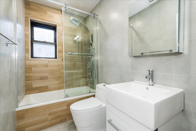 Master Bathroom - 2735 Henry Hudson Pky