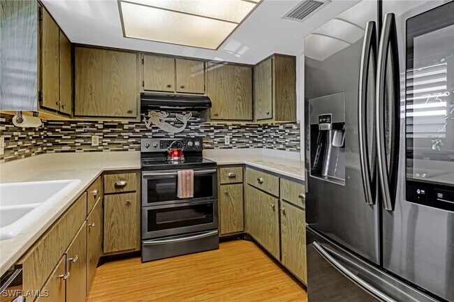 Building Photo - 300 Valley Stream Dr