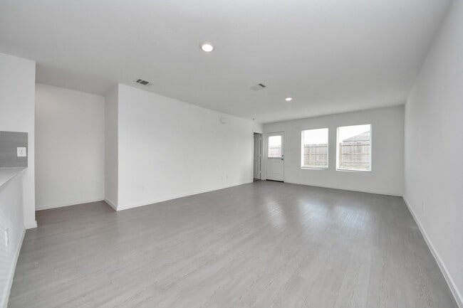 Building Photo - 833 Vlg Brk Dr