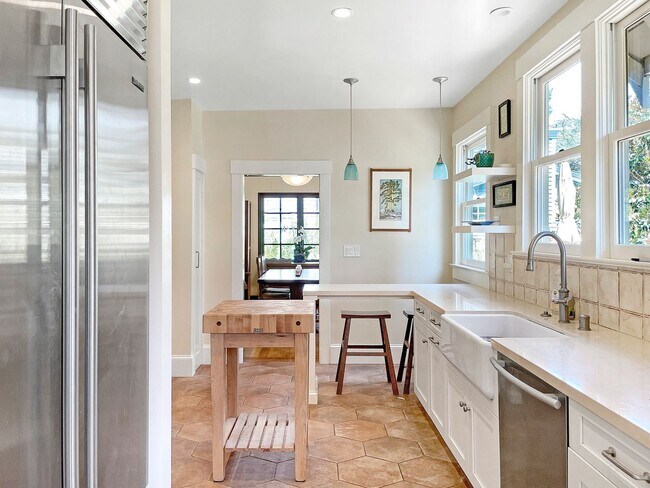 Foto del edificio - 3 br, 2 bath House - 156 Crescent Road