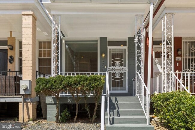 Building Photo - 625 Gresham Pl NW