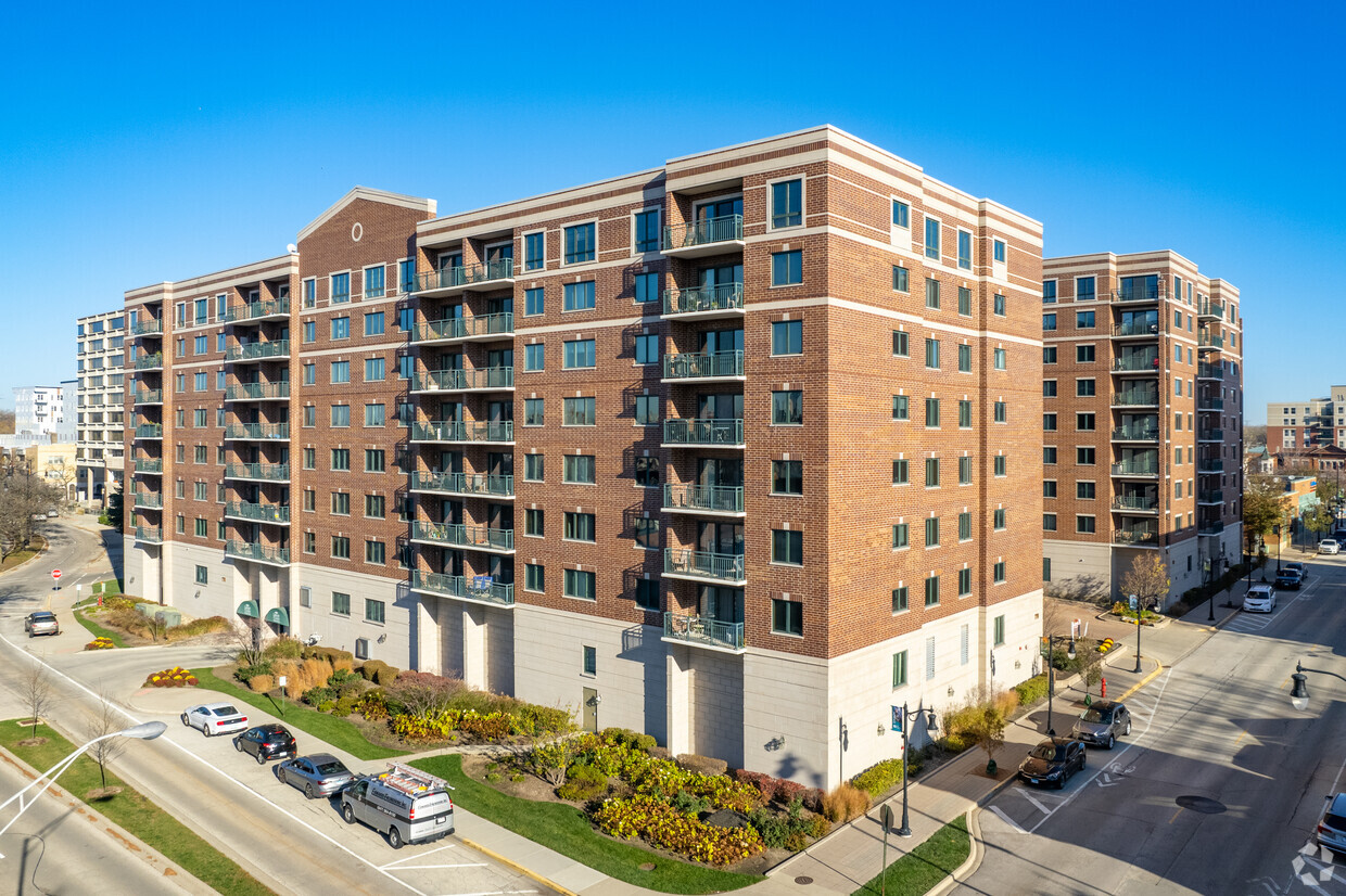 Primary Photo - Library Courte Condominiums