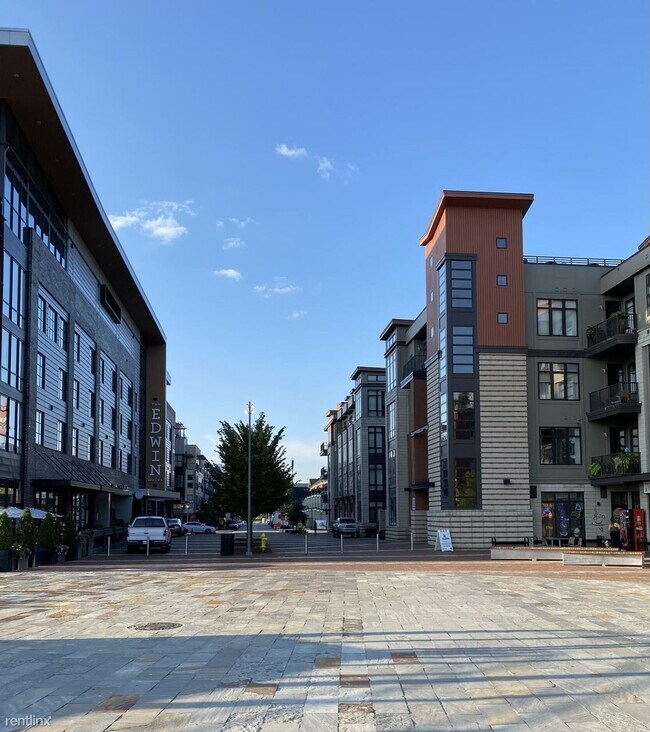 Foto del edificio - 1 br, 1 bath Condo - 129 Walnut St Unit 115