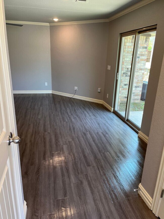 Building Photo - Move in Special on this beautiful townhous...