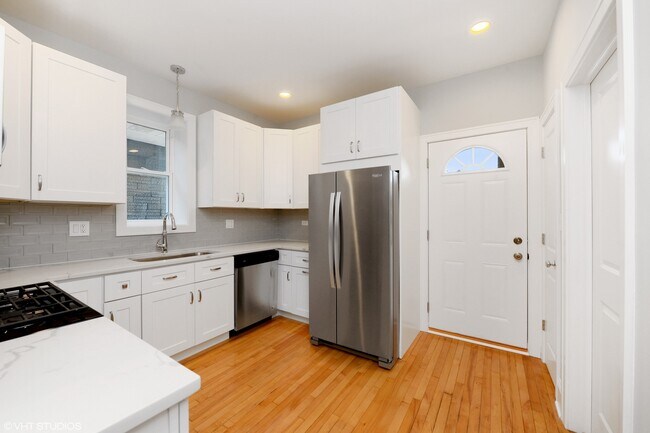 Building Photo - 3011 W Eastwood Ave