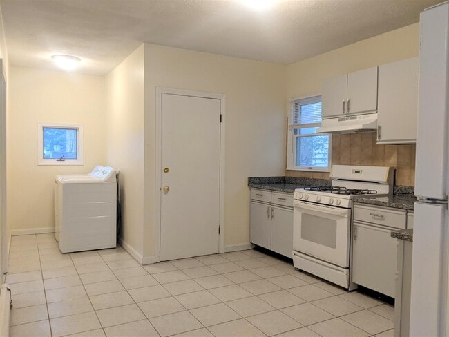 Building Photo - 83 Yorktown St