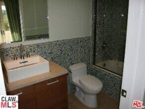 Building Photo - 1517 S Bentley Ave
