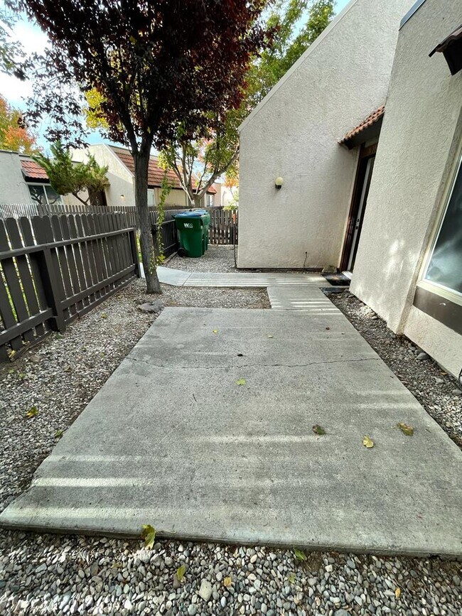 Foto del edificio - 1028 Baywood Dr