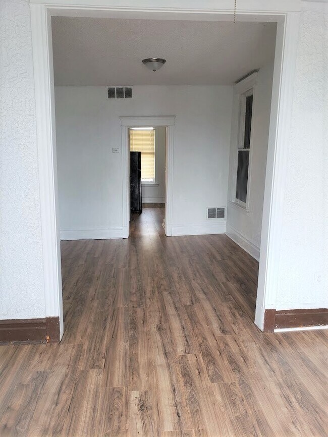 Building Photo - 2332 W 42nd St