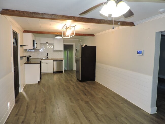 Building Photo - Close to schools & shopping!