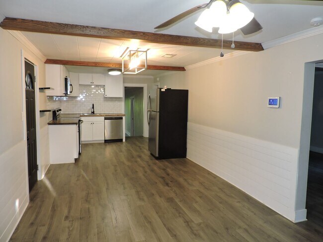 Foto del edificio - Close to schools & shopping!