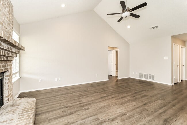 Building Photo - 900 Vicksburg Ln