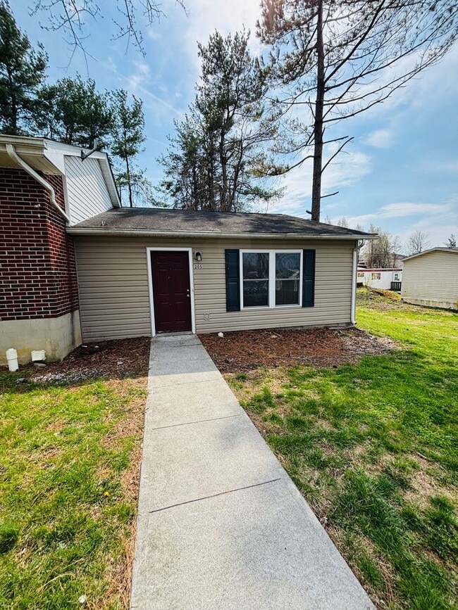 Building Photo - 205 Freestone Dr