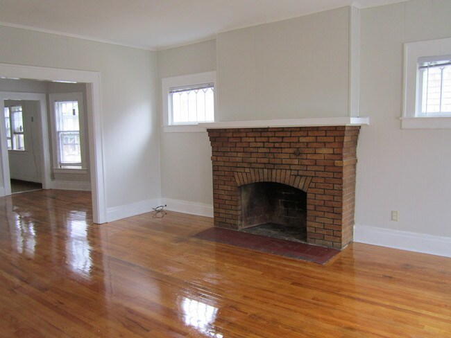 Building Photo - 318 Roosevelt Ave