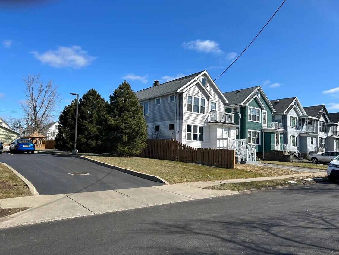 Front - 311 Newfield St