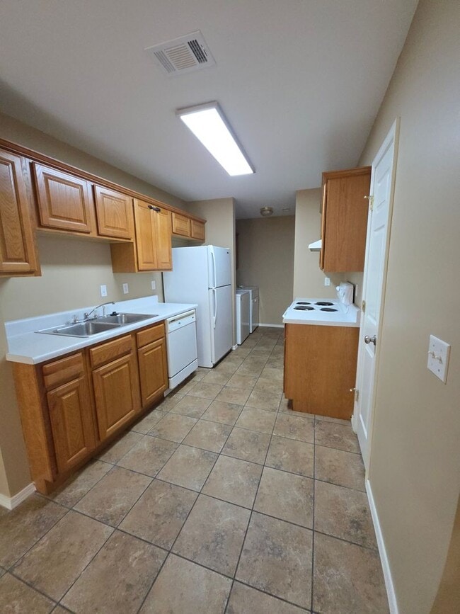 Building Photo - 1402 S Detroit Ave