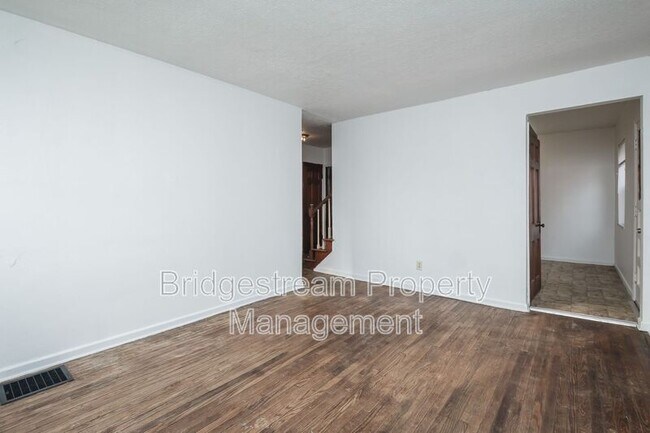 Foto del edificio - 325 Wallace Dr