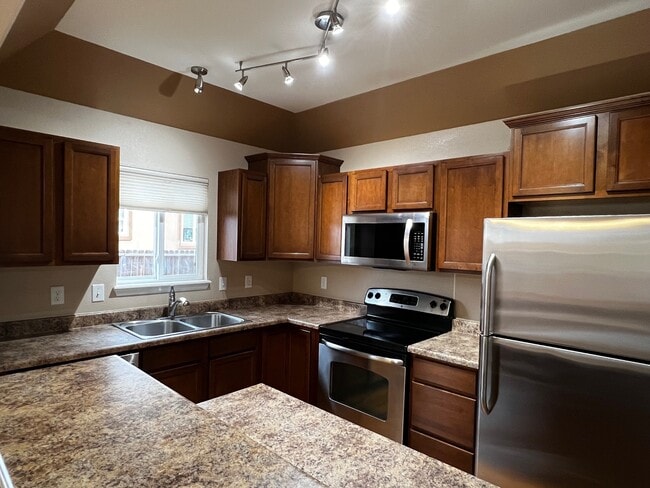 Cocina desde la media pared del comedor - 5021 Mountain Man Ln