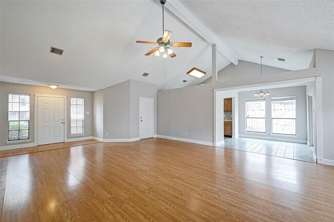 Building Photo - 1127 St John Dr
