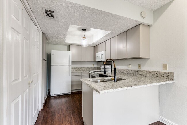Foto del edificio - Spacious Backyard & Balcony • 2 Bedroom To...