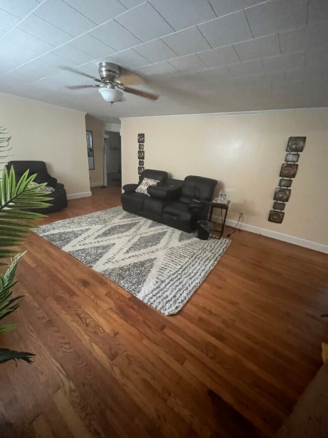 Living room - 465 Meadstown Rd