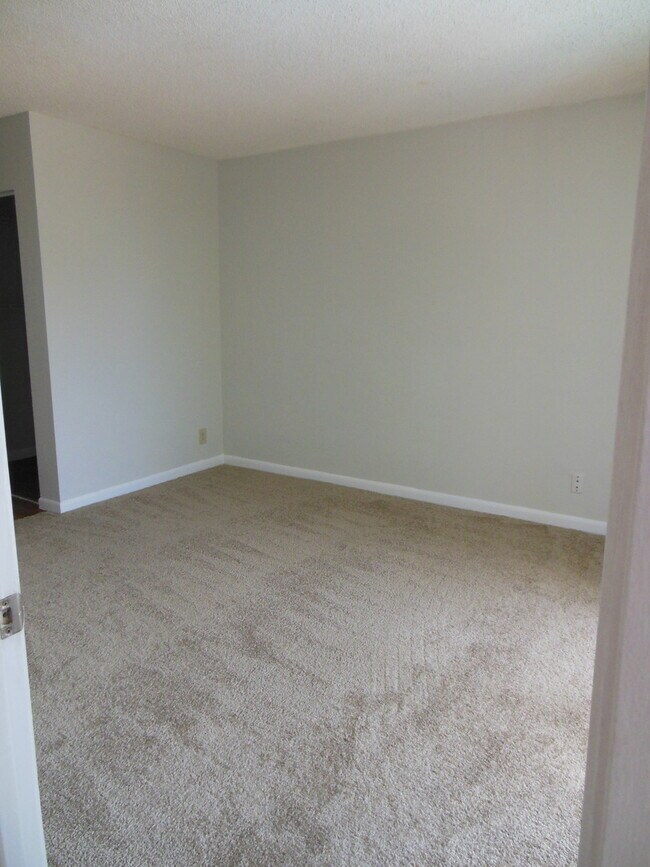 Building Photo - ONE BEDROOM ONE BATHROOM! Pool view!! WATE...