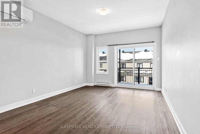 Photo du bâtiment - 975 N Russell Rd