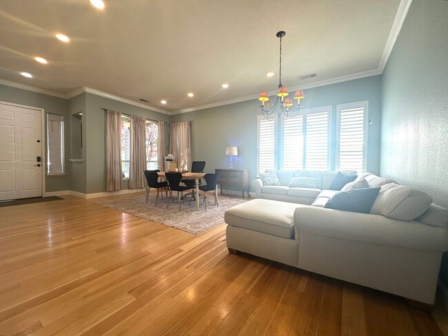 Foto del edificio - Gorgeous single story with Pool!