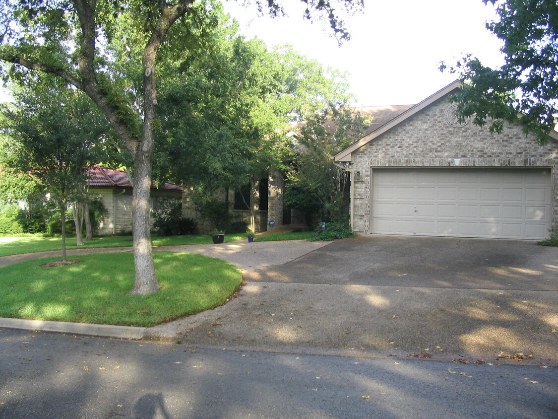 Front View - 2615 Delwood Pl