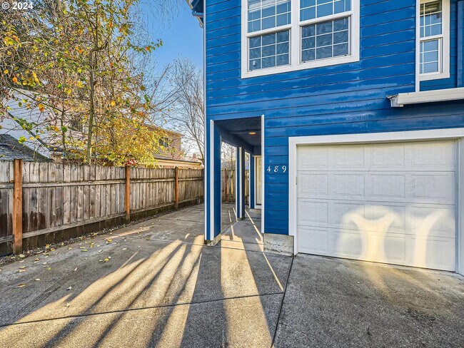 Building Photo - 489 S Knott St