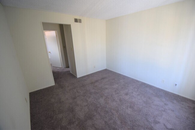 Building Photo - Remmet Avenue Apartments