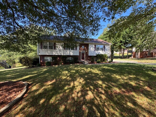 Building Photo - Charming 3 Bedroom Home off Lakeside Drive