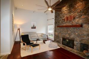 Foto del edificio - 3016 Brown Wood Dr