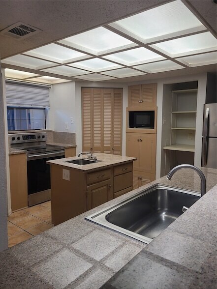 Foto del edificio - 305 Centennial Blvd