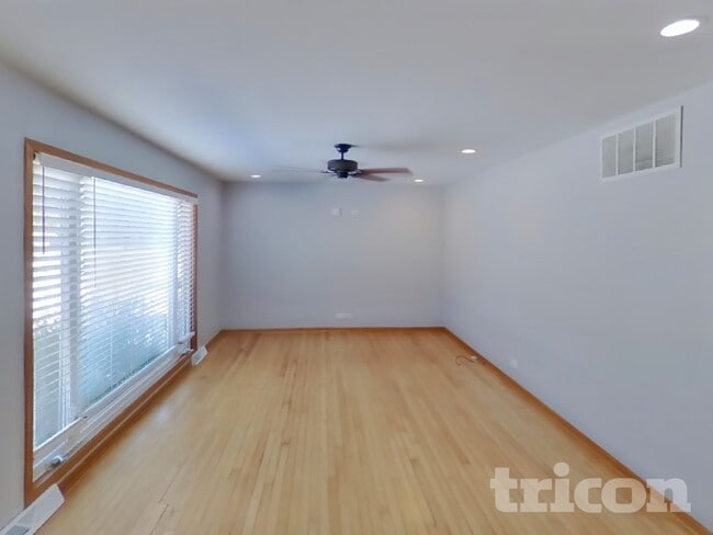 Building Photo - 625 E MacArthur Dr