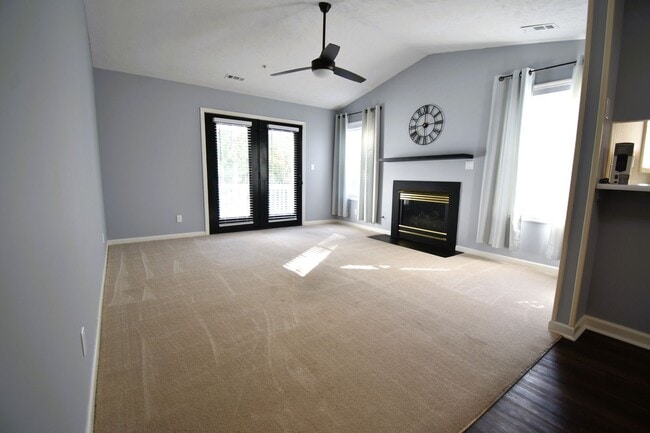 Building Photo - Coming Soon 3 Bedroom 2 Bathroom Condo- Pets Considered