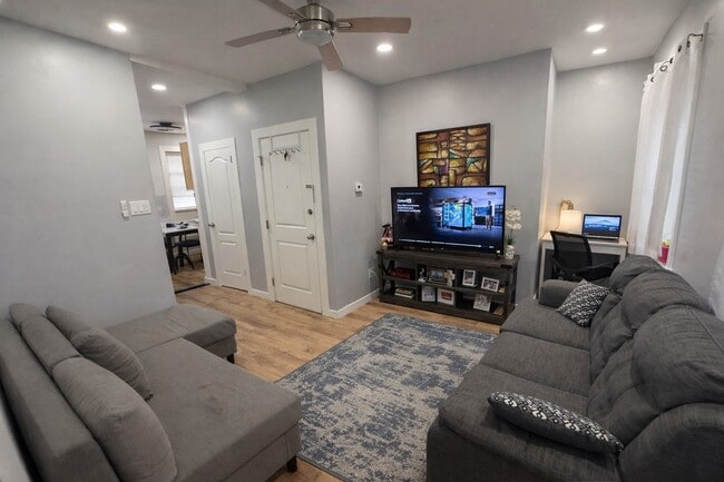 Foto del edificio - 80 Malcolm Ave