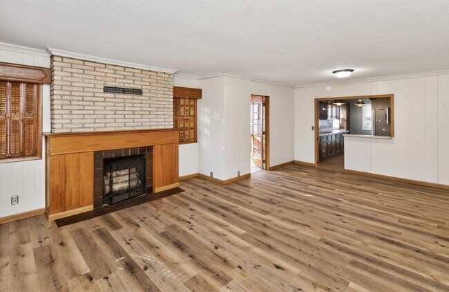 Building Photo - HIGHLAND PARK GEM!! 2 Bedroom, 1 Bathroom Home in Des Moines!