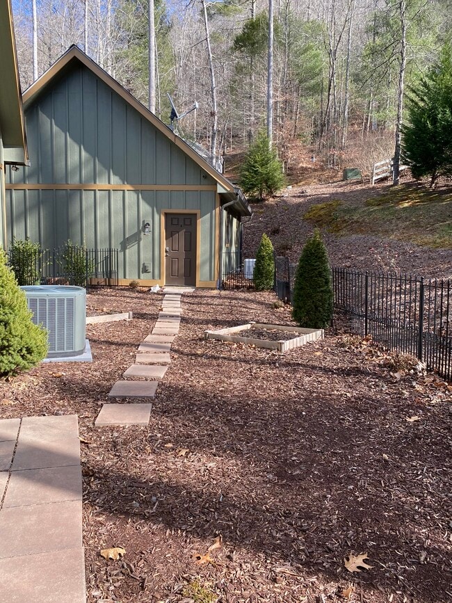 Building Photo - 18 Twisted Birch Dr