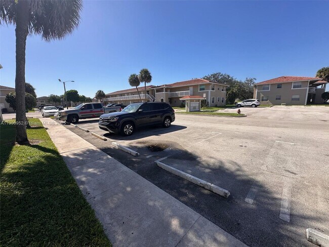 Building Photo - 1021 Twin Lakes Dr