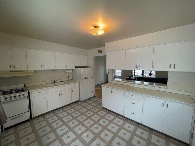 Kitchen 2 - 405 4th Ave NW