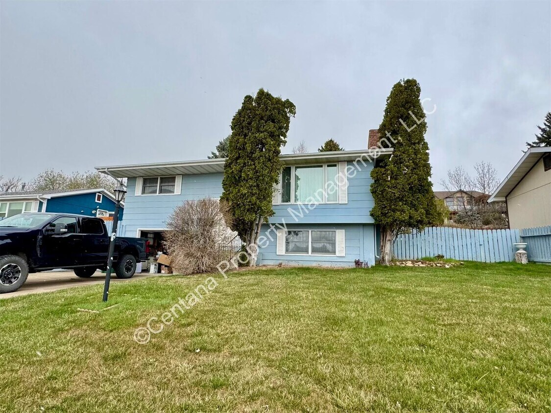 Foto principal - Large 3 Bedroom 2 Bath House w/Fenced Yard...