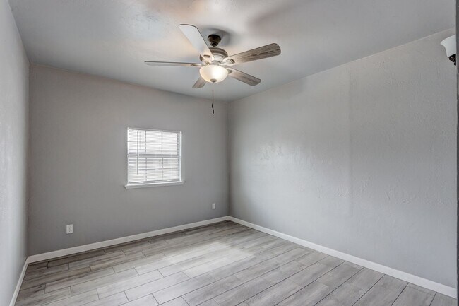 Building Photo - This Cute and Cozy 4 Bed, 2 Bath Home is Available now!!