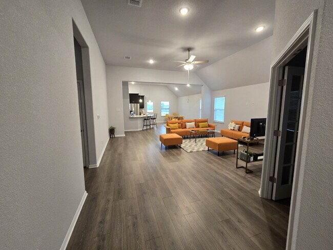 Foto del edificio - Gorgeous First Time Rental, 4 bed, 3 full bath in highly desirable Hills of Bear Creek