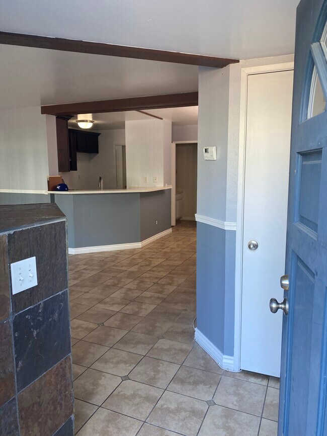 entry - 7308 Quill Dr